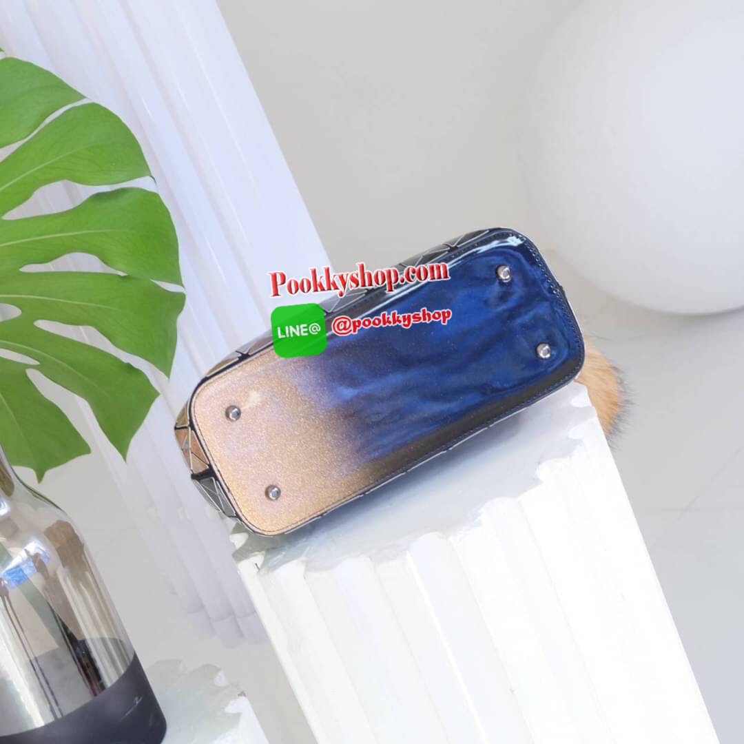 รุ่นขายดีทรงสวย หายากมาเพิ่มแล้วค่ะ!! Mix shade colors !! Tone Black xPeach Limited พิเศษที่ สวยไม่ซ้ำใคร แถมยังลาย หายาก ทรง Handbag น่ารักมาก ค่า ( เนื่องจากสีเฟด ดังนั้นแต่ละใบลายสีอาจจะมีความแตกต่างกัน ) แต่ยังคงสวย แน่นอนค่า ฟรี พวงกุญแจปอมๆ มูลค่า 4