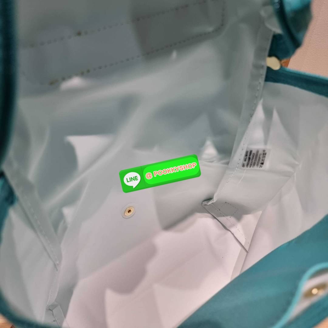 Longchamp le pliage original backpack 🔆 Details สวยคลาสสิคต้องไม่พลาด กับกระเป๋าสะพายทรงเป้ ขนาดกำลังดี น้ำหนักเบา ดีไซน์เรียบง่าย แต่ดูแพง ปากกระเป๋าออกแบบให้มีฝาปิดและซิปแน่นหนา สายสะพายสามารถปรับใช้ตามชอบ ภายในโล่งกว้าง จุของได้สบายๆ พกพาไปไหนก