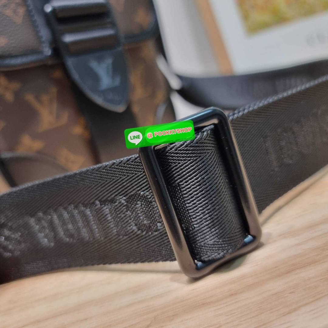 ใหม่ล่าสุด ได้ชิคๆเท่ๆก่อนใคร ไม่ต้องรอพรีฯ กับกระเป๋าสะพายข้างสำหรับหนุ่มๆ LV crossbody bag งานหรู ราคาดีจากเคาน์เตอร์ dutyfree วัสดุหนังแคนวาสคุณภาพดี ดีไซน์ดูแพง ด้วยอะไหล่เปิด-ปิดแม่เหล็กแน่นหนาสีดำ ตัดกับลวดลายโมโนแกรมได้เป็นอย่างดี ภายในโล่ง ใส่โทรศ