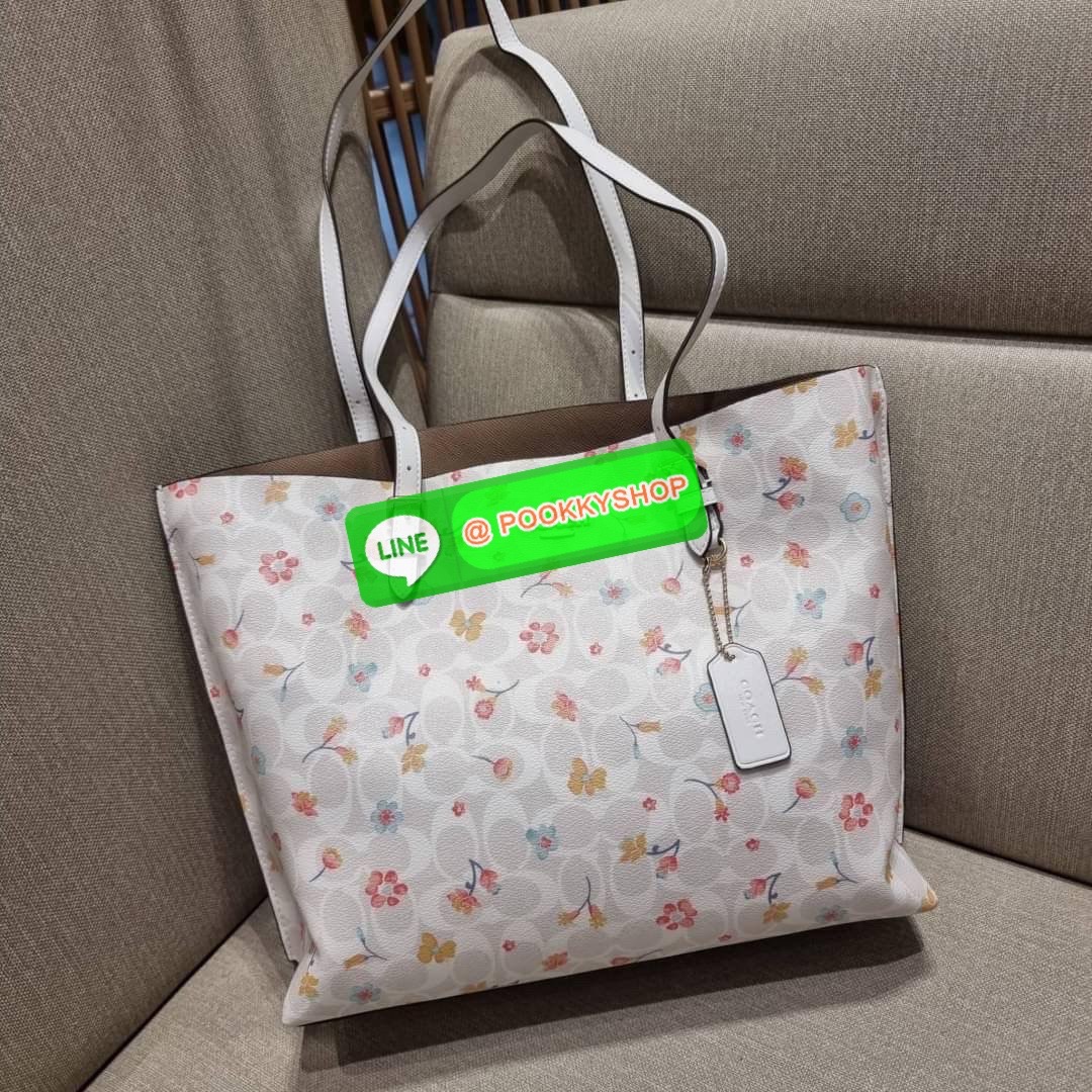COACH C8612 MOLLIE TOTE IN SIGNATURE CANVAS WITH MYSTICAL FLORAL PRINT กระเป๋าทรงโท้ท ใบใหญ่จุใจ สวยคุ้มค่าดีไซน์ใหม่ น่าใช้ที่สุด วัสดุหนังแคนวาส หูสะพายในตัว ปรับได้อีกเล็กน้อย ภายในโล่งกว้างมาก มีช่องซิปแยกให้ ใบนี้สามารถใส่เสิ้อผ้าไปเที่ยวแบบ short va