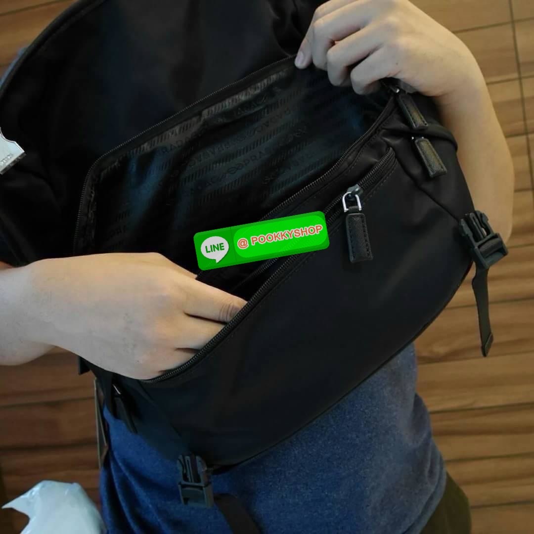 พร้อมมอบเป็นของขวัญให้คุณผู้ชาย! จากแบรนด์ PRADA ทรง MASSENGER วัสดุทำจากผ้าไนลอนอย่างหนาทั้งใบ กันน้ำได้ มีโลโก้แบรนด์อยู่ข้างหน้า ตัวกระเป๋าอยู่ทรง อะไหล่เงินทั้งใบ เปิดปิดชั้นนอกด้วยตัวล็อค ด้านในเป็นซิปรอบบุผ้าลายแบรนด์อย่างดี มีช่องซิปด้านใน และ โลโก