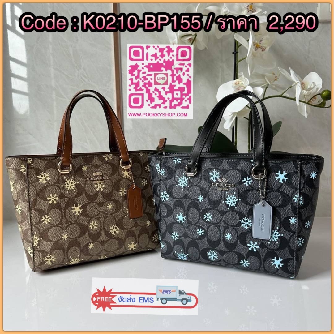 Coach Alice Satchel In Signature Canvas With Snowflake Print (CF378) 👜คอลเลคชั่นใหม่ต้อนรับเทศกาลที่ใกล้ถึงนี้ ลวดลายหิมะ ดีไซต์สวย เรียบหรู สะพายได้ทุกโอกาส วัสดุหนังแคสวาน หูจับและสายหนังแท้ เปิดปิดด้วยซิป ภายในกระเป๋าช่องโล่ง ใส่ของได้เยอะ มีช่