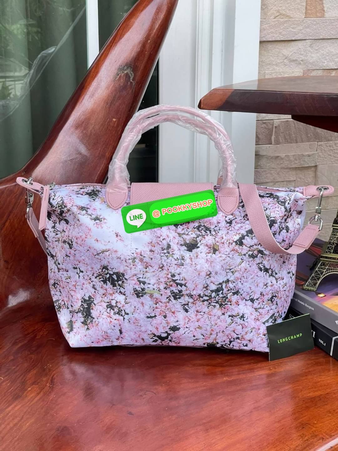 Longchamp LE PLIAGE PRINTEMPS/ÉTÉ 2021 TOP HANDLE BAG พบกับคอลเลคชั่นใหม่ล่าสุด ต้อนรับฤดูใบไม้ผลิ มีดีไซน์ที่เรียบหรูและคลาสสิก แฝงด้วยลูกเล่นแบบเฟมินีน แถมยังมีน้ำหนักเบาอย่างไม่น่าเชื่อ มาพร้อมกับหูจับกระเป๋าคู่และฝาปิดแบบกระดุม กระเป๋าถือใบนี้สามารถใช