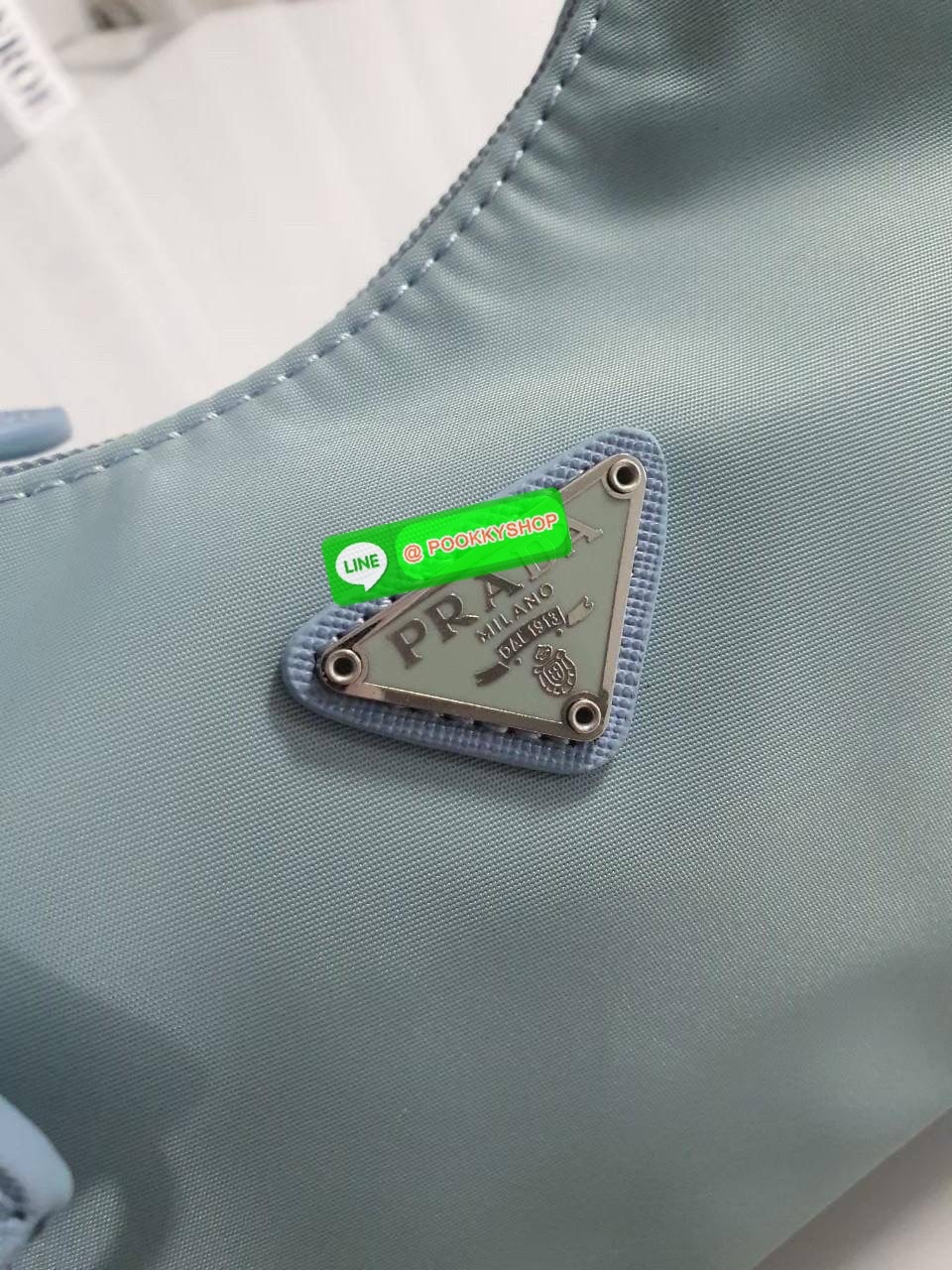 รุ่นใหม่แนะนำ!! รุ่นขายดีในตำนานค่ะ กับงานพรีเมี่ยมกิ้ฟท์ PRADA NYLON HANDBAGS ขนาดกะทัดรัด #อะไหล่เงิน วัสดุทำจากผ้าNylon อย่างหนา อยู่ทรง กันน้ำได้ หายห่วงคะ ด้านหน้ามีโลโก้แบรนด์ เปิดปิดด้วยซิป มาพร้อมสายผ้า ไม่สามารถถอดได้ ภายในบุผ้าลายPrada และป้ายโล