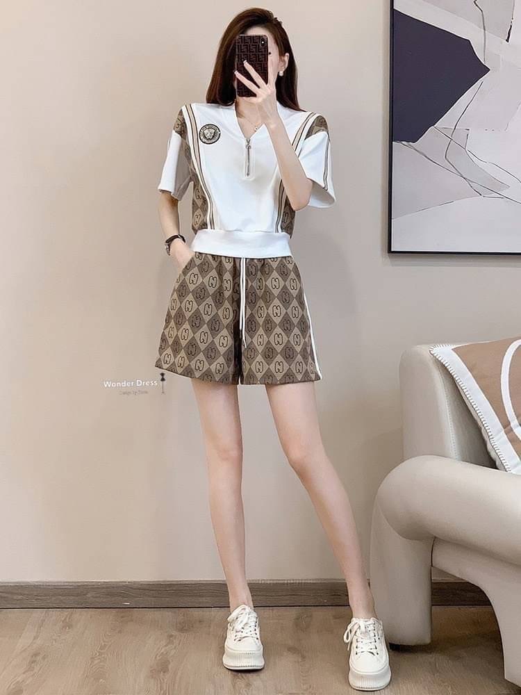 NEW ARRIVAL KOREA DESIGN BY WONDER DRESS สินค้าพร้อมส่ง เซทเสื้อยืดกับกางเกงขาสั้นลวดลายคลาสสิค ดีเทลเสื้อแขนสั้นสีขาวแต่งซิปช่วงหน้าอก จับคู่มากับกางเกงขาสั้นแต่งแทบข้าง งานน่ารักสวมใส่สบายคะ