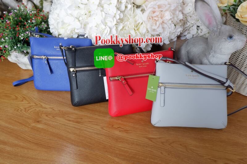 Kate Spade new york saffiano crossbody bag ด้านหน้ามีหนึ่งช่องซิปสำหรับใส่มือถือหรือของจุกจิก เปิดปิดกระเป๋าช่องหลักแบบซิป ด้านในโล่ง มีช่องให้ใส่ของจุกจิกหนึ่งช่อง สายสะพายถอดไม่ได้ เลื่อนปรับระดับได้