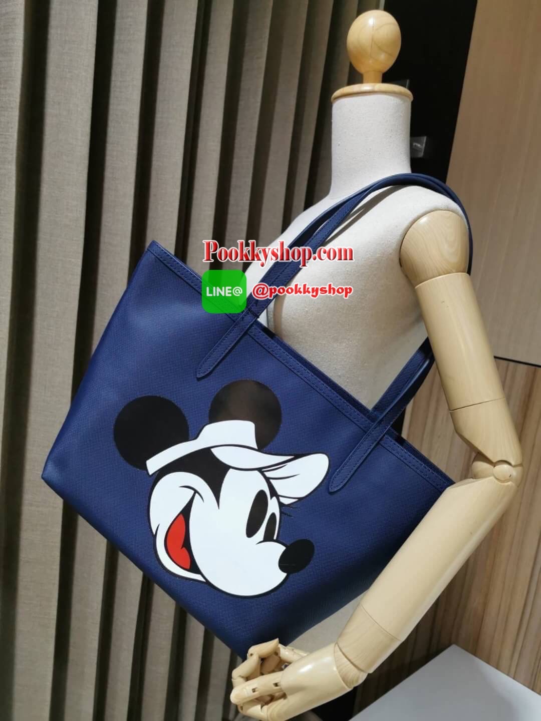 Don't Miss! Best Seller! ซื้อ1ได้ถึง2!! New! & Limited x Disney Holiday Collection Reversible Tote Bag With Clutch คอลเลคชั่นดิสนีย์ทรงTote มาพร้อมใบเล็กเข้าชุดสุดคุ้มสามารถแยกใช้ได้ วัสดุหนัง Saffiano สวยกันน้ำดูแลรักษาง่ายดีไซน์โดดเด่นมีลูก