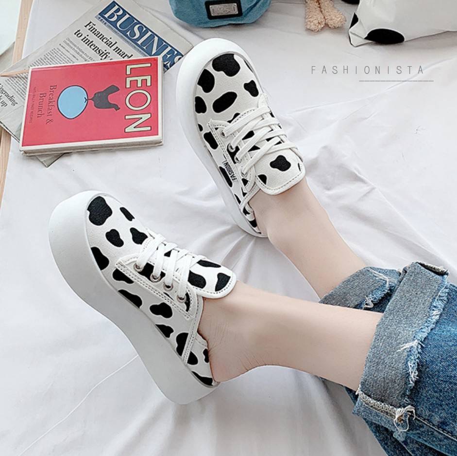 🐄🐮 💕ITEM SO CUTE💕 🐮🐄 สินค้ามาใหม่ พร้อมส่งค่ะ รองเท้าผ้าใบผูกเชือกสไตล์ญี่ปุ่น วัสดุผ้าแคนวาสเนื้อหนานุ่มลายวัวน้อยน่ารัก ดีไซน์เก๋ทรงพับส้นได้ พื้นขนมปังหนา 3.5 c.m. ใส่สบายไม่บีบหน้าเท้า งานตอกตาไก่แน่น ใช