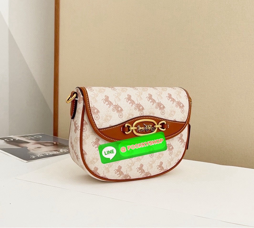“Elegance in motion.” Coach CR512 Harley Crossbody – กระเป๋าสะพายข้างที่ผสานความหรูหราและความคลาสสิกได้อย่างลงตัว วัสดุคุณภาพเยี่ยม ผสมผสานระหว่างผ้าแคนวาสเคลือบลายซิกเนเจอร์และหนังเรียบ ลาย Horse and Carriage ที่ด้านหน้า เพิ่มความน่ารักและโดดเด่น เหมาะสำ