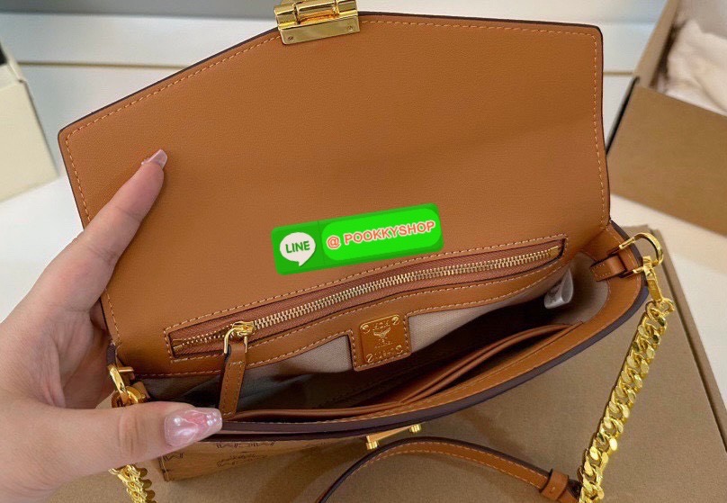 MCM Classic Style Large Chain Bag • กระเป๋าสะพายรุ่น Classic Chain Bag สไตล์หรูเหนือกาลเวลา • วัสดุ Visetos Coated Canvas ลายโมโนแกรมเอกลักษณ์ของ MCM • ฝาปิด Flap Closure พร้อมตัวล็อกโลหะสีทองประทับโลโก้ MCM สวยหรู