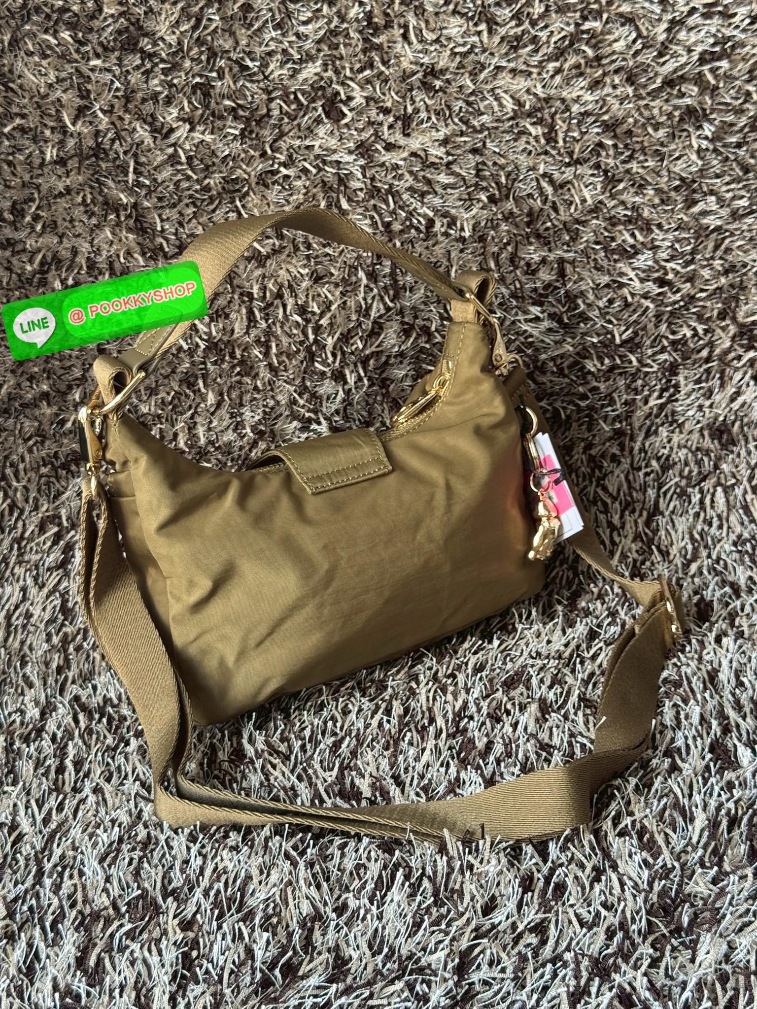 Kipling Syro Shoulder bag กระเป๋าในสไตล์มินิมอล แต่สามารถใส่สิ่งของได้ครบครัน มีทั้งช่องซิปภายในและนอก น้ำหนักเบา มีสายสะพายครอสบอดี้ได้