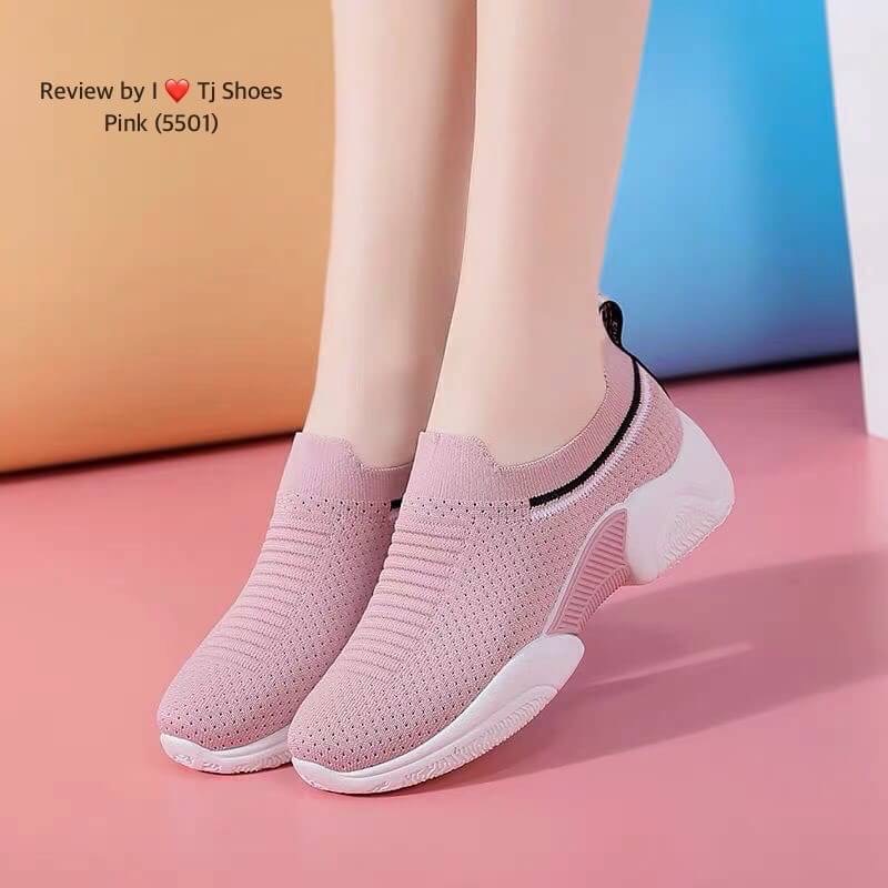 ที่สุดของความเกร๋ ต้องยกให้คู่นี้จร้า!!! รองเท้าผ้าใบนำเข้าเพื่อสุขภาพ สุคคิ้วท์ ผ้ารุ่นนี้ระบายอากาศได้ดี ใส่แล้วเท้าไม่อับ น้ำหนักเบา พื้นยางอย่างดีงอได้ยืดหยุ่นตามเท้า ใส่นิ่มเดินทั้งไว้ได้สบายมาก ของจริงงานสวยมาก จับแมทกับชุดอะไรก็น่ารัก เป็นรุ่นแนะนำ