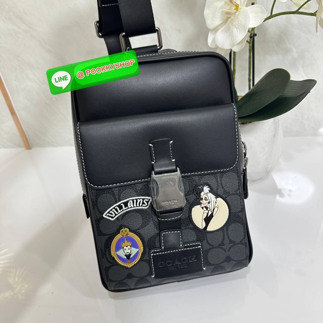 COACH DISNEY X COACH TRACK PACK IN SIGNATURE CANVAS WITH PATCHES (COACH CC113) กระเป๋าสะพายไหล่ และคาดอก ดีไซต์ทันสมัย สุดเท่ห์โดดเด่น ด้วยลวดลายตัวละครดิสนี่ย์ วัสดุหนังแคนวาสตัดขอบหนังแท้ เปิด-ปิดด้วยซิป ภายในกว้าง มีช่องเล็กๆหลายช่อง มีสายล็อคด้านหน้า