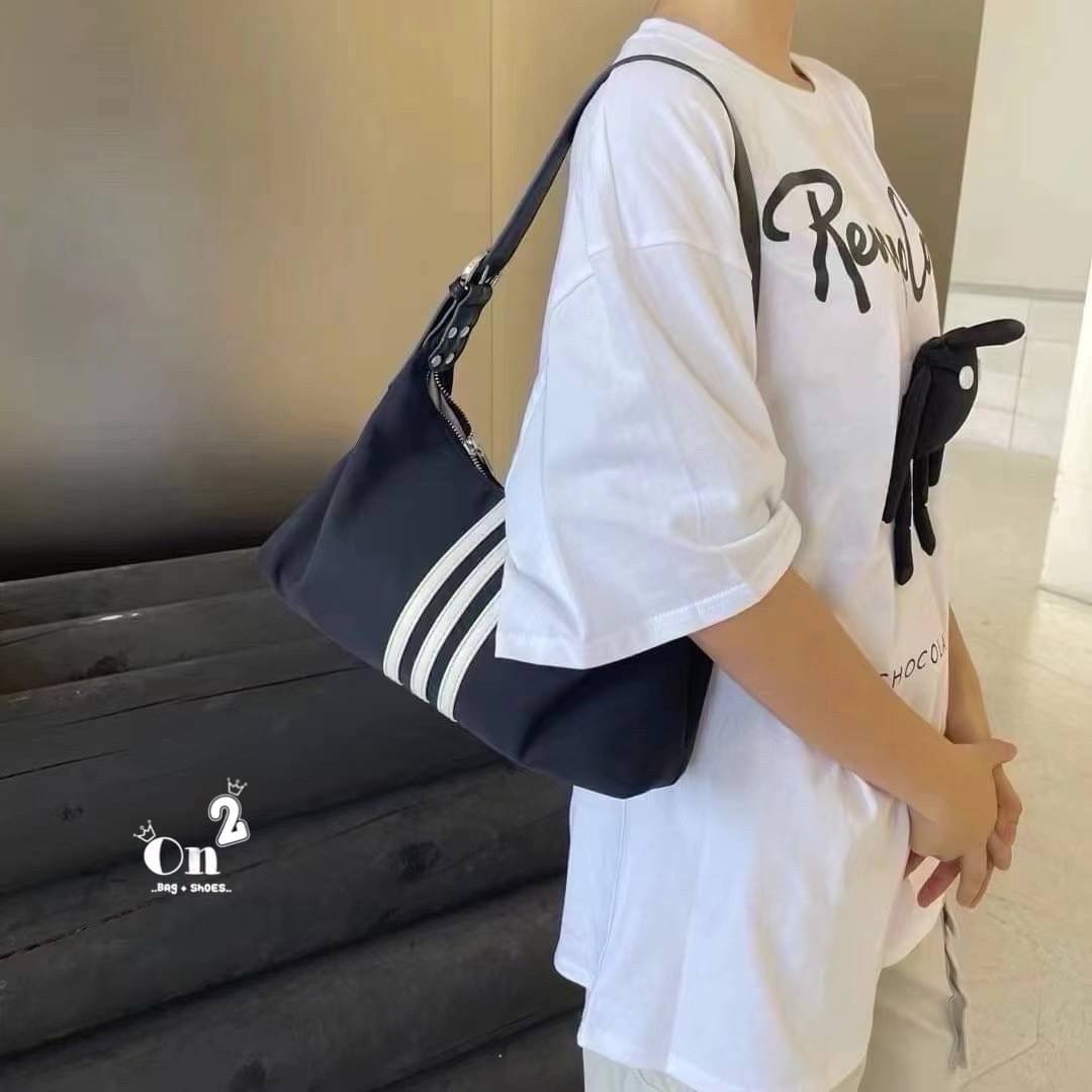 Adidas Style Nylon Shoulder Bag กระเป๋าผ้าไนลอน ขนาด 14นิ้ว น้ำหนักเบาใส่ของได้เยอะ รุ่นนี้สะพายขึ้นไหล่น่ารัก ด้านบนเป็นซิปค่ะ มีสายสะพายข้าง ปรับความยาวได้