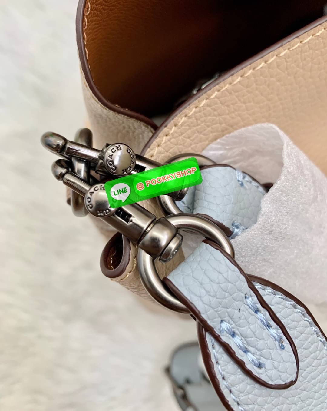 COACH WILLOW SHOULDER BAG ((C2745//C2590//C2621)) พร้อมส่ง ไม่ให้หลงรักยังไงไหว 🔺กระเป๋าหิ้ว//คล้องไหล่//สะพายข้าง สุดคุ้ม! หนังแท้ชั้นดีที่สุด ได้ไปหลงรักแน่นอนค่ะ หนังสวยมากๆ 🔺ตัวกระเป๋าแบ่งเป็นสองช่องหลัก ด้านนึงเป็นแบบหมุนล็อค//อีกด้าน