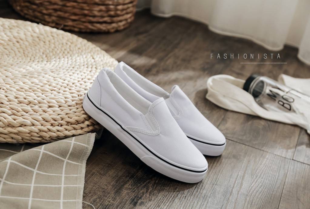 สลิปออนแบบมาใหม่ ใส่สบาย คล่องตัว พร้อมส่งค่ะ รองเท้าแฟชั่นชิคๆ ทรงเบสิค ฮิตตลอดกาล วัสดุผ้าแคนวาสเนื้อหนานุ่ม กระชับเท้า แต่งขอบยางยืดด้านข้าง เน้นความสบายในการสวมใส่ พื้น 1นิ้ว ใส่ง่ายเดินไม่เมื่อย ดีไซน์เรียบง่ายใส่แมชเสื้อผ้าได้ทุกแนวจ้าา มีไว้ได้ใช้แ