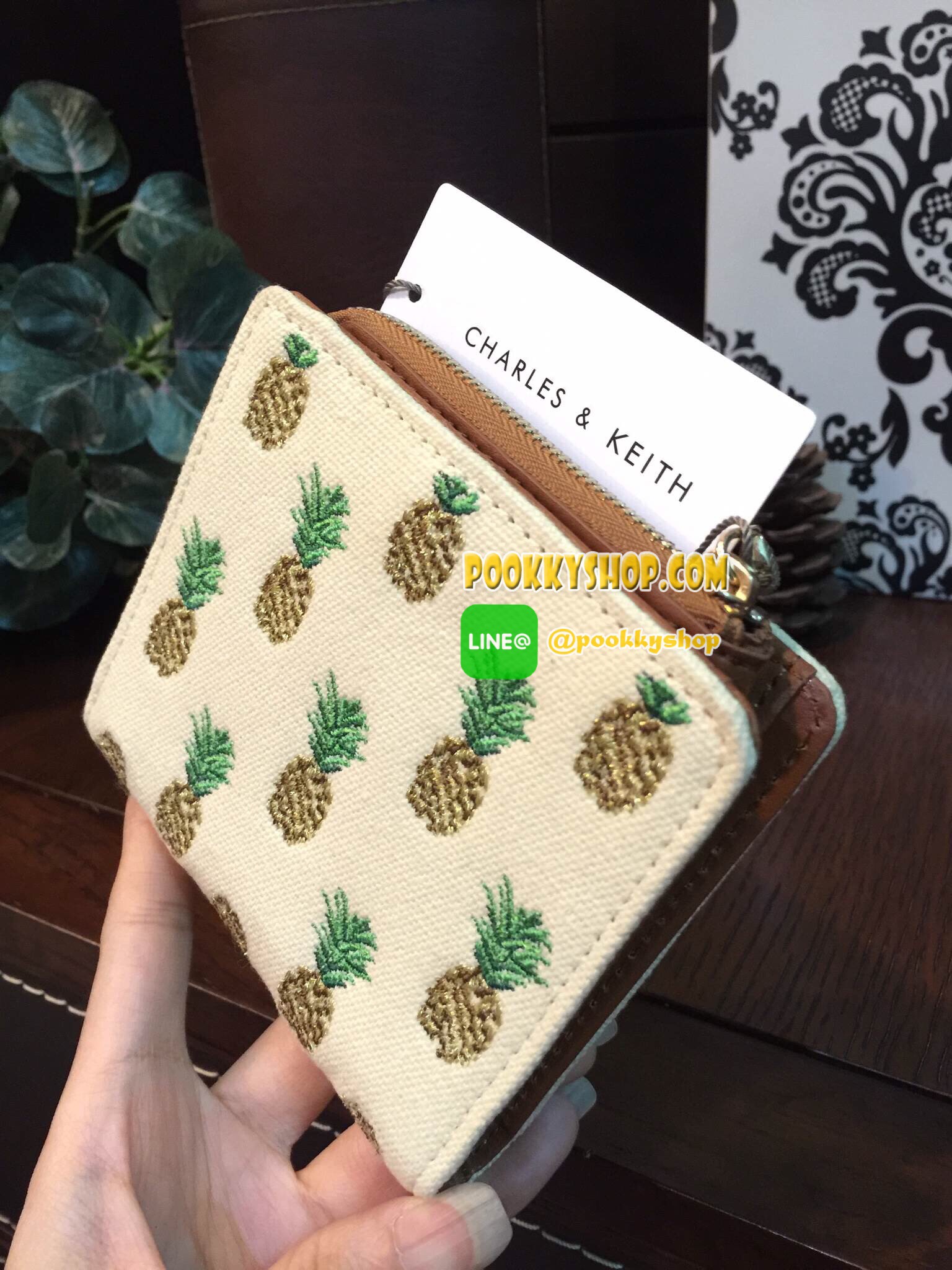 รุ่นใหม่รับซัมเมอร์! NEW! CHARLES & KEITH BEIGE BOXY PINEAPPLE WALLET กระเป๋าสตางค์ใบสั้นพับ 3 ตอน รุ่น Limited Edition วัสดุ Canvas ปักลายสับปะรดดีไซน์สวยเก๋ไม่ซ้ำใคร ภายในมีช่องซิปสำหรับใส่เหรียญ หัวซิปปั้มโลโก้ มีช่องใส่บัตรหลายช่องพร้อมช่องใส่ธนบัตร ส