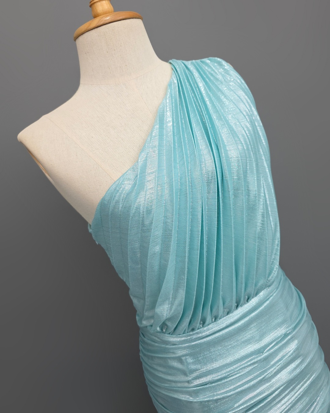 เดรสแฟชั่น แม็กซี่เดรสเสื้อไหล่เดียวอัดพลีท กระโปรงเข้ารูปตรงสะโพก