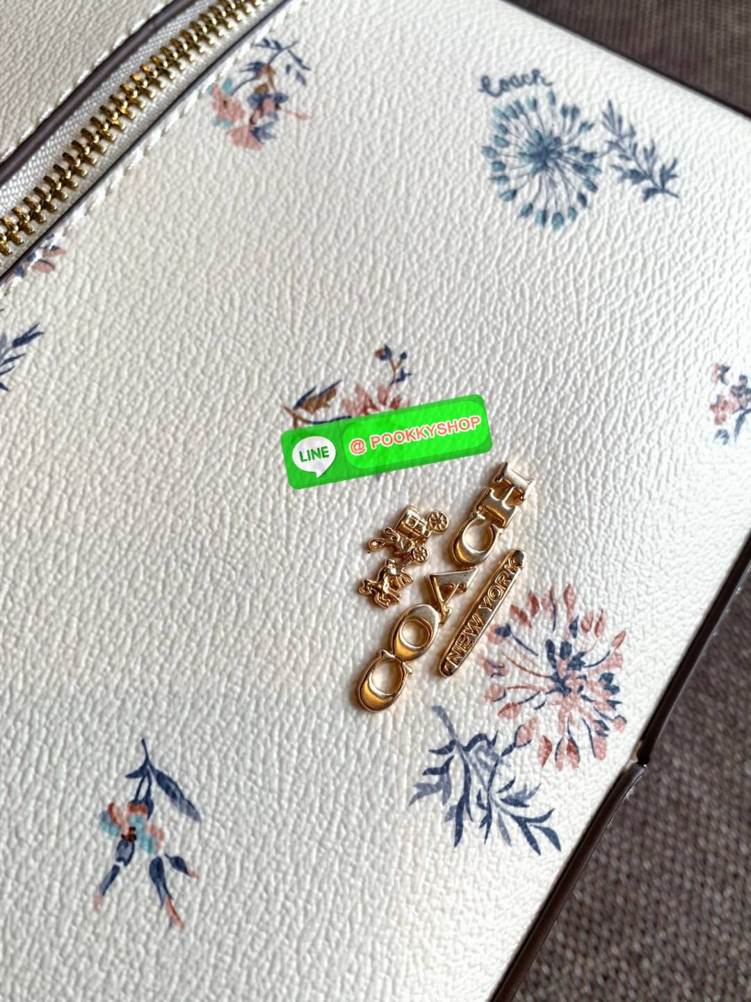 NEW IN! COACH JORDYN BACKPACK ((C1804//3011)) ไม่มียังไงไหว ต้องบอกว่าน้องสวยมากๆค่า! กระเป๋าสะพายหลังแบบมีหูหิ้ว หนังแแท้สวยค่ะ ❤️ทั้งใบปริ้นลายดอกไม้ สวยเด่ด สะดุดตาเลยทีเดียวค่ะ ด้านหน้ามีช่องซิปใส่มือถือหรือของจุกจิกลงไปได้ค่ะ เปิด-ปิดกระเป๋าแบ