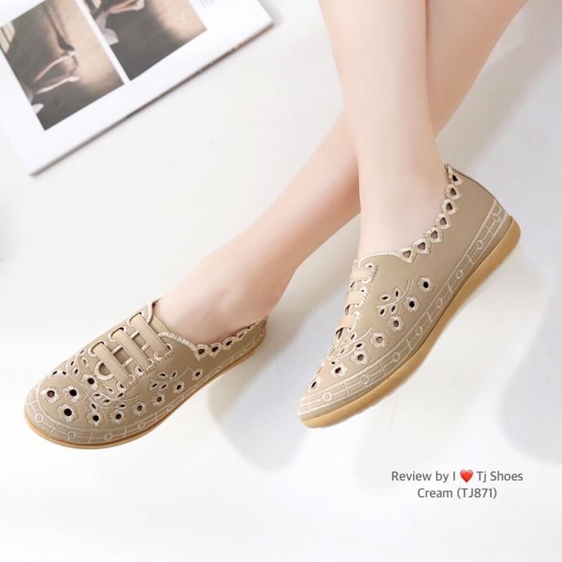 พร้อมส่งรองเท้าสุขภาพ ที่ทั่งเกร๋ทั้งน่ารักสุดๆ รองเท้ารุ่นนี้เป็นงานสั่งทำพิเศษ หนังนิ้มนิ่ม จับแมทกับชุดอะไรก็เกร๋ก็น่ารักสุดๆ พื้นบุนิ่มแถมมีรูระบายอากาศใส่แล้วเท้าไม่อับ ใส่นุ่มเดินสบายมากๆ ส้นยางอย่างดี เป็นรุ่นแนะนำ ซื้อไปรับรองไม่ผิดหวัง ห้ามพลาดเล