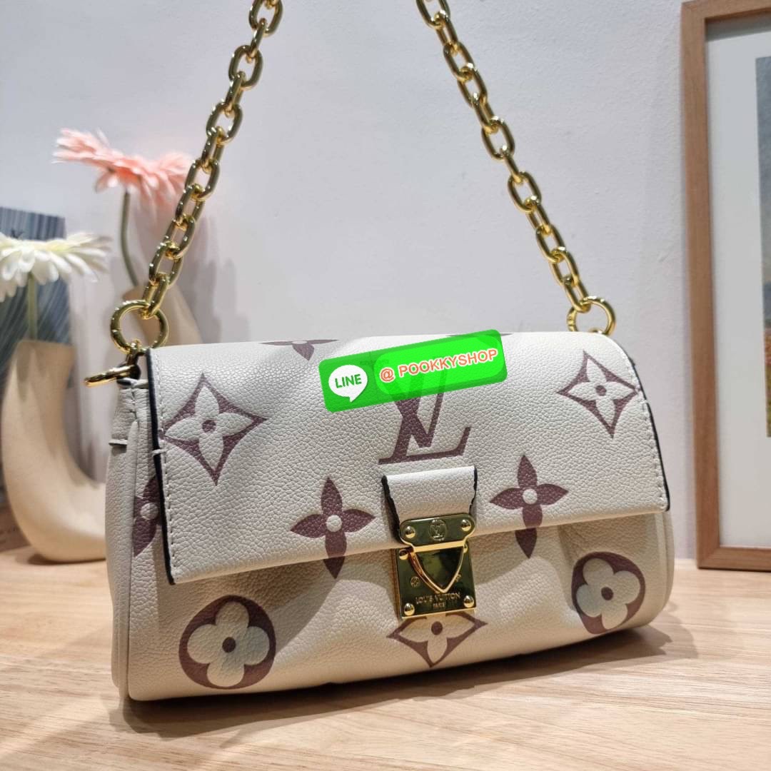 New in กระเป๋าสะพายคอลใหม่ล่าสุด สวยหรู ดูแพง ดีไซน์รูปทรงออกมาให้ใช้งานได้ง่าย เปิด-ปิดด้วยอะไหล่แม่เหล็ก ภายในโล่งกว้าง ใส่ของสำคัญได้ครบ มาพร้อมสายสะพายถึง 2 แบบ สายโซ่สะพายไหล่อัพความหรู และสายหนังที่ปรับยาวสั้นได้ สะพายข้างชิลๆก็ดูดี จัดให้พร้อมเสิร์