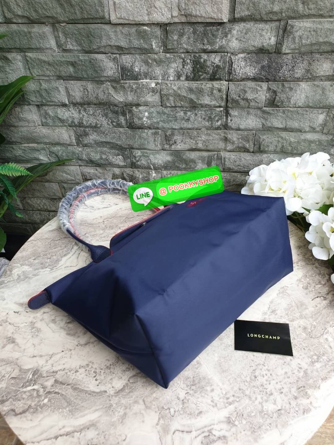 Longchamp Le Pliage Club Tote Bag Size S หูยาว วัสดุเนื้อผ้า Nylon Canvas เคลือบกันนำ้ ตัดด้วยหนังแท้ที่มีน้ำหนักเบา ดีไซน์เรียบง่ายแต่เต็มไปด้วยความคลาสสิก จนเป็นที่ชื่นชอบไปทั่วโลก Longchamp ปรับโฉม LE PLIAGE ด้วยการปักลายรูปม้า-ตราสัญลักษณ์ของแบรนด์บนผ