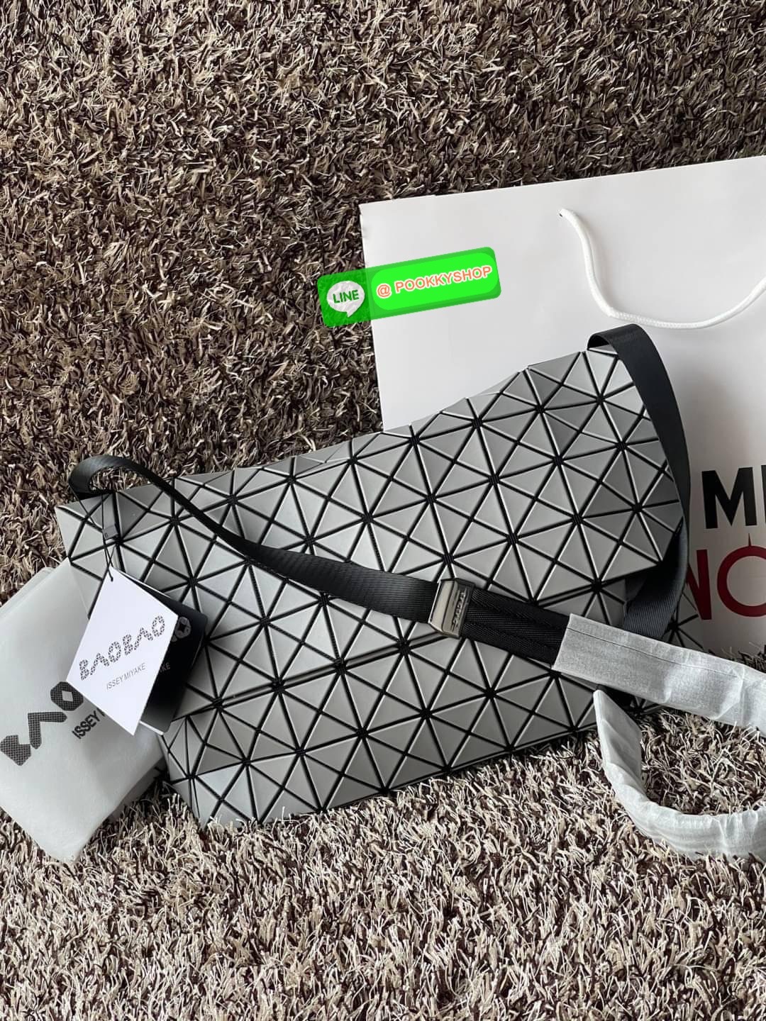 💕Baobao Issey Miyake Prism Sac ชาวมินิมอลทั้งชายและหญิงต้องถูกใจรุ่นนี้ เพราะ Prism Sac เป็นกระเป๋าแบบ unisex ที่มาพร้อมกับความเรียบง่ายของวัสดุเนื้อแมตต์ แต่ให้ลุคสไตล์เท่แบบคูลๆ โดดเด่นด้วยดีไซน์ที่ออกแบบมาให้ใช้งานที่ง่าย ตอบโจทย์ทุกสถานการณ์ฝา