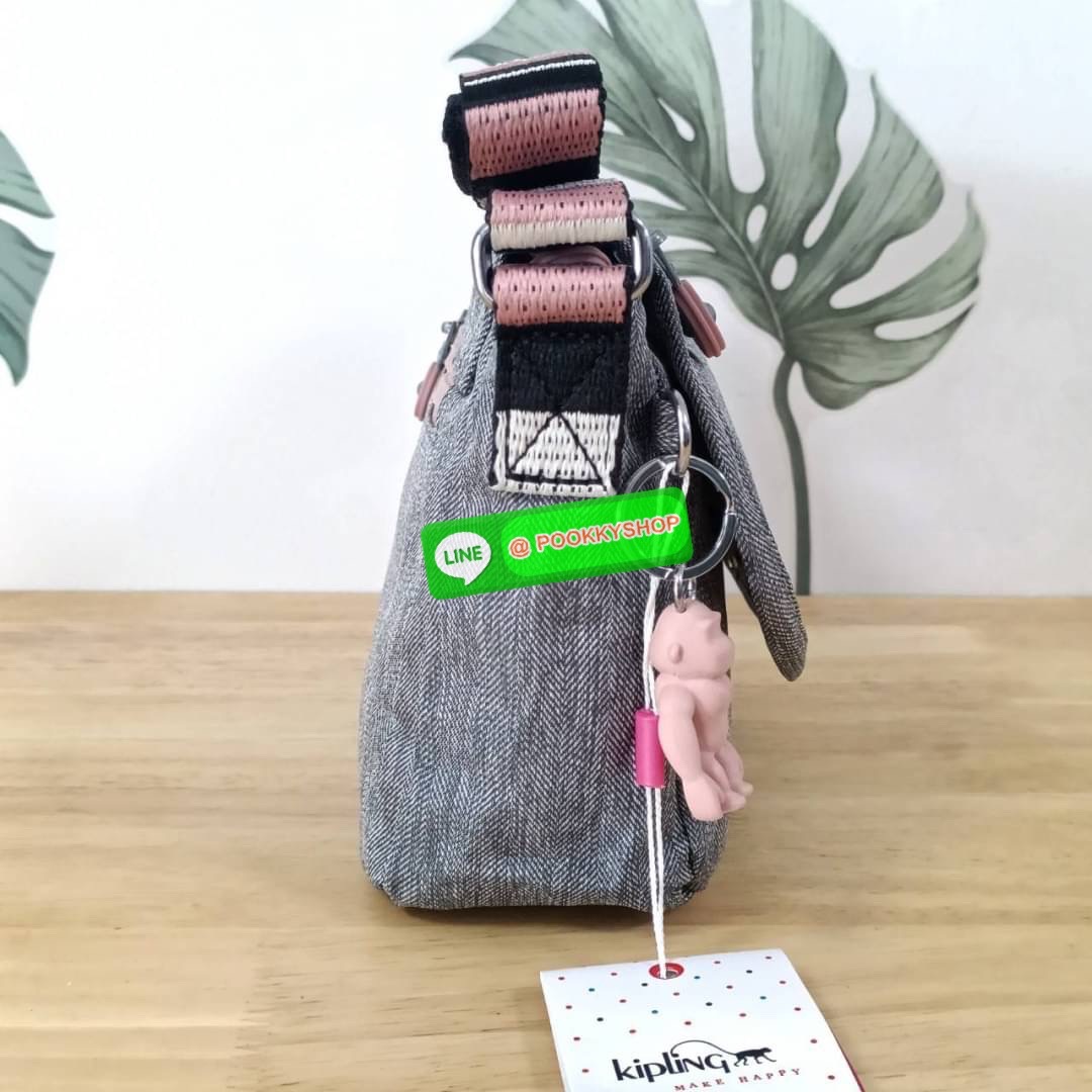 KIPLING SABIAN CROSSBODY MINI BAG กระเป๋าสะพายข้าง วัสดุ Nylon & Polyester 100% ขนาดเล็กกำลังน่ารัก เปิด-ปิดด้วยฝาปิดกระดุมแม่เหล็กและซิปแบรนด์ ด้านในมีแท็กแบรนด์