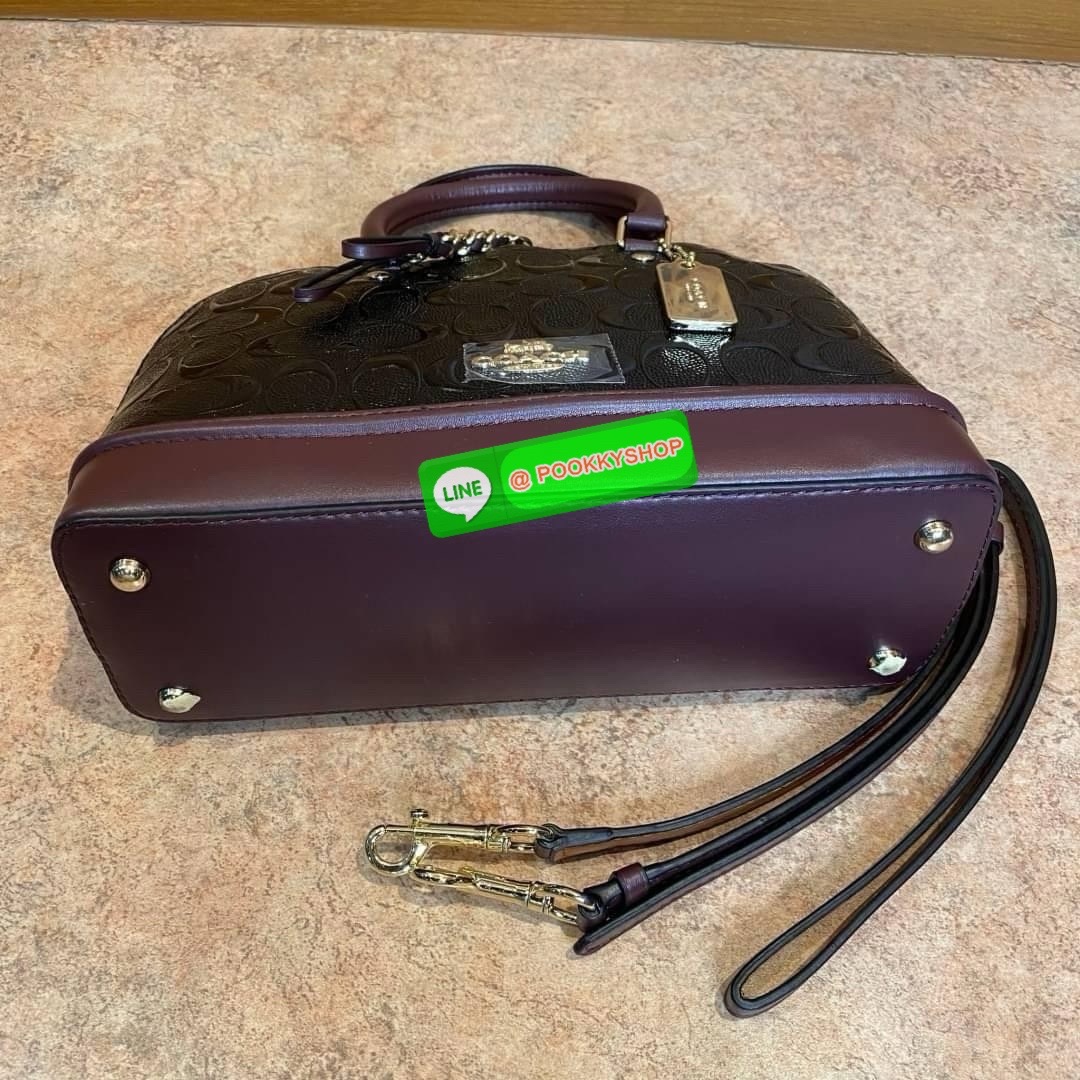 Coach MINI SIERRA SATCHEL IN SIGNATURE DEBOSSED PATENT LEATHER (COACH F55450) หนังกรวดและหนังสิทธิบัตร ด้านในมีซิปและกระเป๋าเอนกประสงค์ ปิดด้วยซิป ซับในด้วยผ้า หูหิ้วพร้อมสายสะพายยาว 3 1/2" สายสะพายถอดได้ขนาด 21 1/2" สำหรับสะพายไหล่หรือสะพายครอส