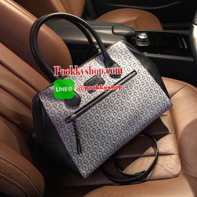 GUESS SAFFIANO HANDBAG กระเป๋าถือหรือสะพายรุ่นแนะนำจาก GUESS หนังปั้มลาย GUESS สวยหรูอยู่ทรงสไตล์ PRADA ใบใหญ่จุสุดๆ ด้านหน้ามีโลโก้แบร์น เปิดปิดด้วยซิปสะดวกใช้ ภายในมีโลโก้ ช่องซิป ช่องใส่มือถือ หูจับแข็งแรงสะพายไหล่ได้มาพร้อมสายสะพายยาวถอดปรับได้ ตัวจริ