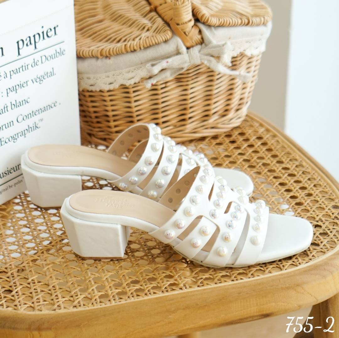 พร้อมส่ง รองเท้าส้นตัน สูง2.5 นิ้ว ตัวส้นเก๋มากเป็นทรงเหลื่ยม แข็งแรง เดินง่าย งานทรงสวม หนังนิ่ม *ตัวมุก ทำจากมุก สีรุ้ง คุณภาพดี* ตอกด้วยมือ ทีละเม็ด อย่างประณีต ใส่แล้วรับรองความหรูหรา และดูแพงมากเว่อร์จ้า