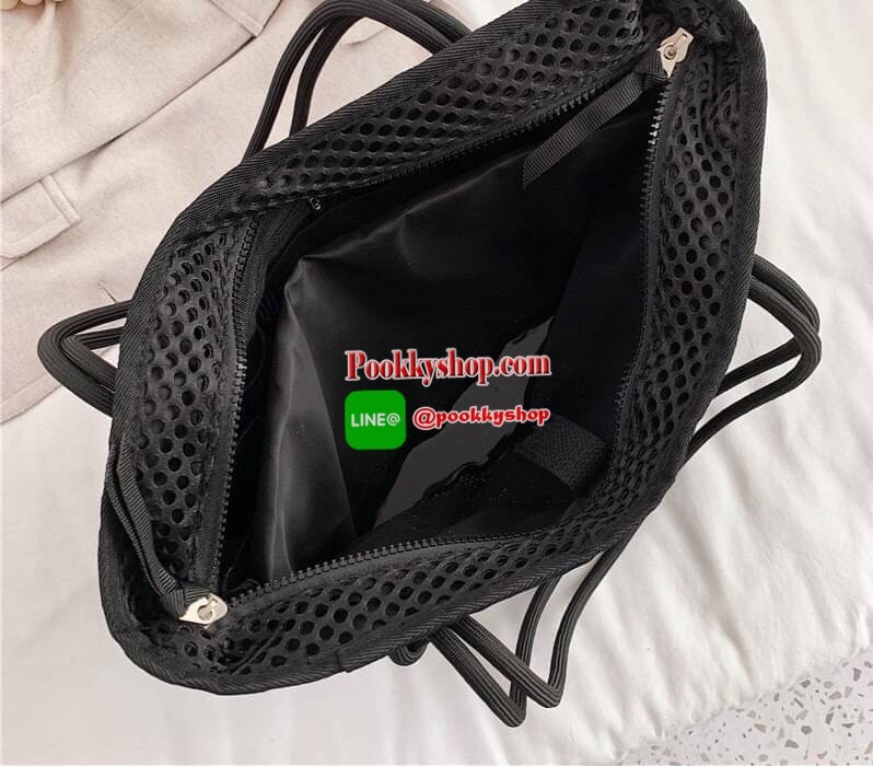 Brand : Nike Detail : กระเป๋าสะพายข้างสุดชิค เก๋ไก๋ด้วยลายที่โดดเด่นของ Nike ภายในกว้าง ใส่ของได้จำนวนมาก มีทั้งช่องซิป ช่องใส่ของเล็กๆ น้อยๆ กระเป๋าระบายได้ดีมาก สามารถใส่เสื้อผ้าไปออกกำลังกายได้เลย ราคาแบบนี้ใครยังไม่มีต้องเก็บไว้สักใบแล้วนะคะ กระเป๋าน้
