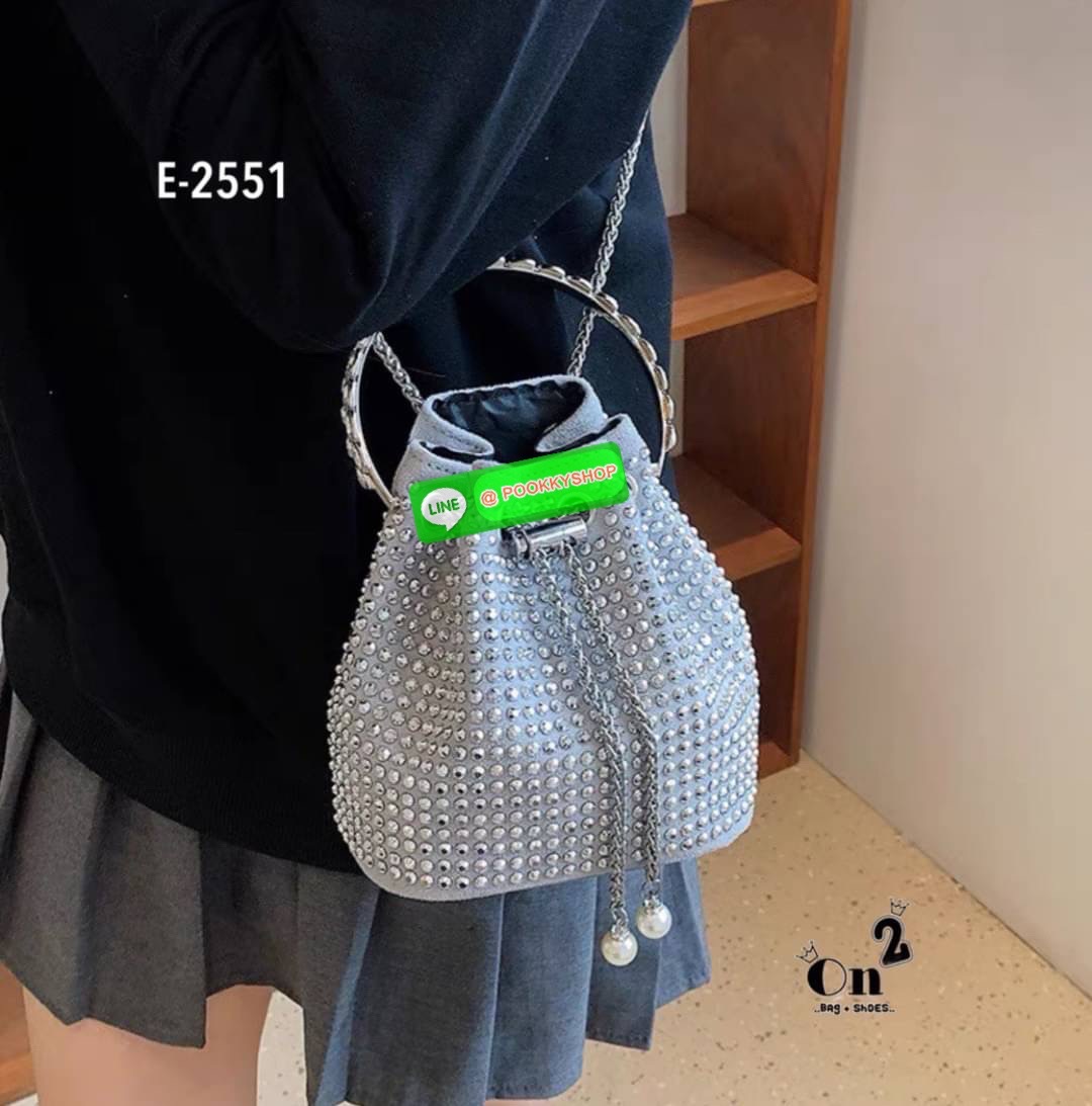 New arrivals 👜👜กระเป๋าแฟชั่นมาใหม่ ทรงขนมจีบ เปิดปิดแบบหูรูด วิ้งๆ น่าใช้มากค่ะสายสะพายโซ่แบบ Cross body จับจองกันเลยคร่าสาวๆไม่มีไม่ได้แล้ว สวยทุกสีคร่า