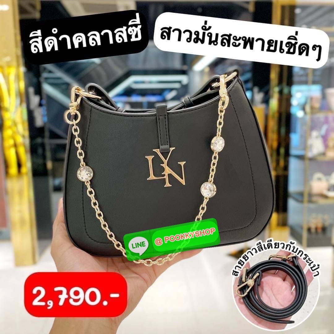 Lyn งานแท้💯 outlet ถูกกว่าช้อปจ้าสะพายข้าง คอลเล็คชั่นใหม่ สวยหรูดูแพง งานขนาดกำลังพอดี สายสะพายสั้นโซ่ถอดได้ ด้านในป้ายเเทคLyn สีทอง ถือวันชิลๆน่ารักนร้า