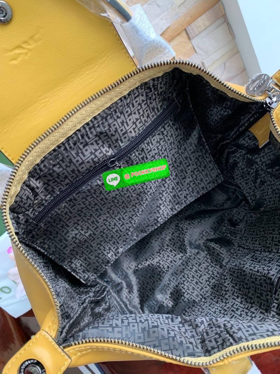 Longchamp LE PLIAGE CUIR TOP HANDLE BAG S เรียกว่าเป็นกระเป๋าอีกหนึ่งรุ่นที่ไม่ว่ายังไงก็ฮอตฮิตและติดเทรนด์ตลอดไม่เคยเปลี่ยนกับ ทรง Le Pliage Cuir หนึ่งในตระกูลกระเป๋าสุดไอคอนิกจากแบรนด์ เมื่อรุ่น Le Pliage Cuir ในรูปแบบของหนังแกะ Metis ได้ถือกำเนิดขึ้นใน