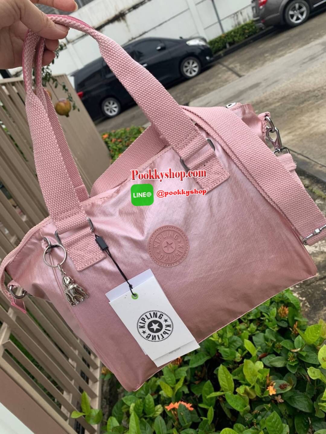 Kipling women’s amiel handbag (k15371) กระเป๋าถือหรือสะพายข้างได้ วัสดุpolyamide100%เปิดปิดกระเป๋าแบบซิปเดียว ภายในมีฐานกว้าง มีช่องซิป ช่องเล็กแยกเป็นสัดส่วนพร้อมสายห้อยกุญแจ ด้านหลังกระเป๋ามีช่องซิปยาวหนึ่งช่องใช้งานได้จริง มาพร้อมสายสะพายถอดออกได้ ปรับ