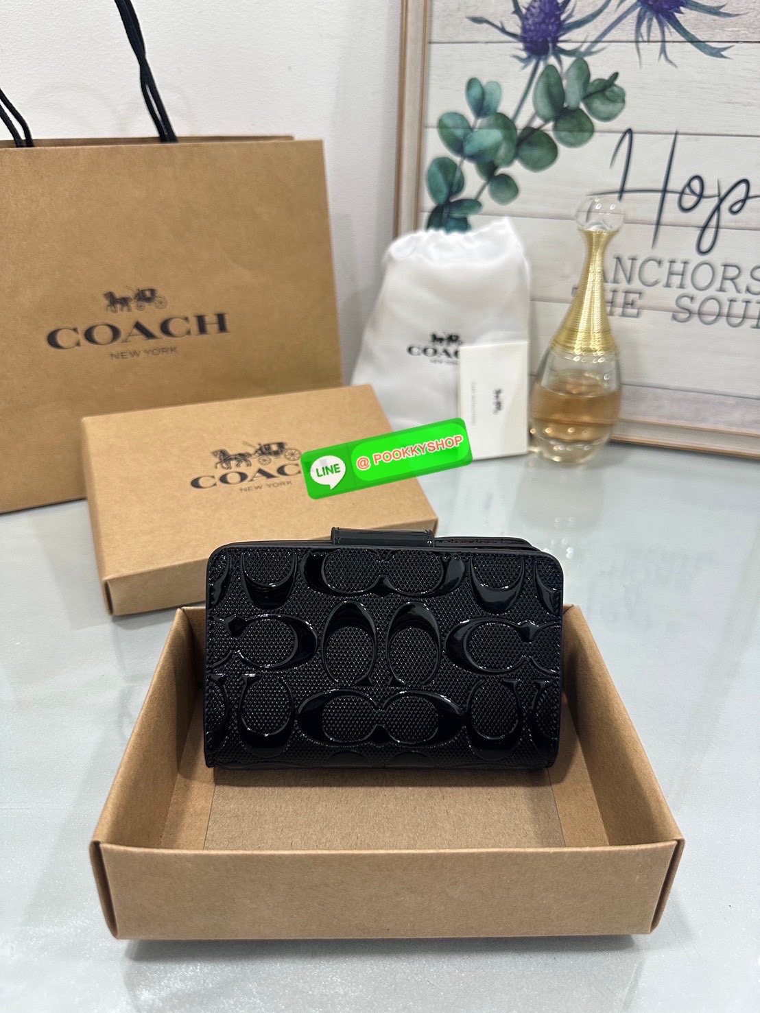 ❤️COACH MEDIUM CORNER ZIP WALLET IN SIGNATURE CANVAS💜 คอลเลคชั่นใหม่งานหรู งานดูแพง จัดให้เลย!! กระเป๋าสตางค์ใบกลาง ดีไซน์ใหม่ สุดหรู แค่เห็นก็ต้องเลิฟ ถือใช้ขับผิวทุกสี วัสดุหนังแท้ปั๊มลายนูนสวยคม ภายในมีช่องใส่บัตร ใส่ธนบัตรได้ครบ และมีช่