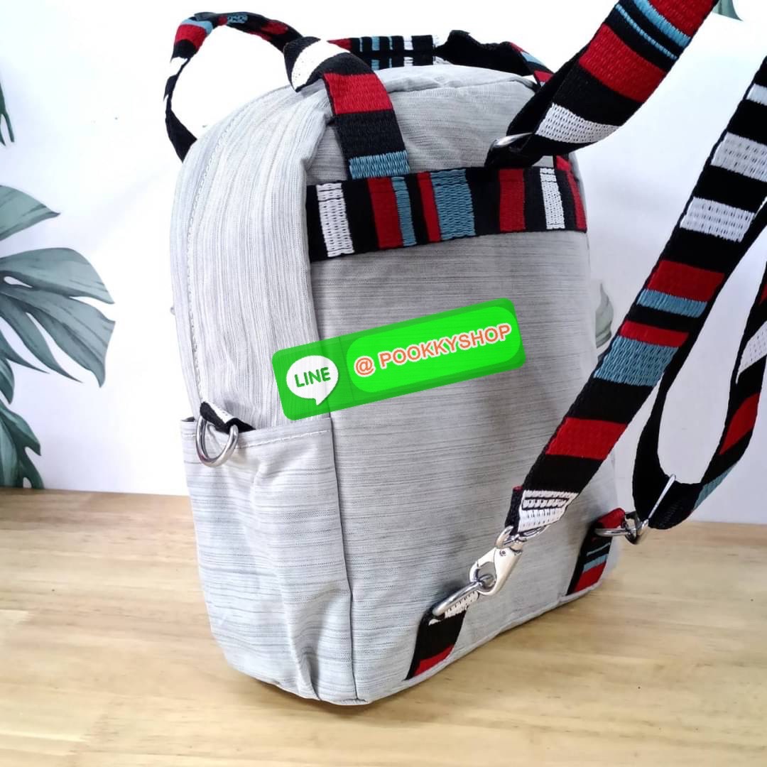 KIPLING 3 WAYS MINI BACKPACK ซับในลายตาราง กระเป๋าสะพาย 3 Ways รุ่นใหม่ วัสดุ Nylon & Polyester 100% หูหิ้วหนังปั๊มชื่อแบรนด์ สายสะพายยาวเลื่อนปรับได้ free size และ สามารถถอดได้ สามารถถือหรือสะพายได้ จะสะพายไหล่ สะพายเฉียง Crossbody หรือจะคล้องสายเป็นเป้ส