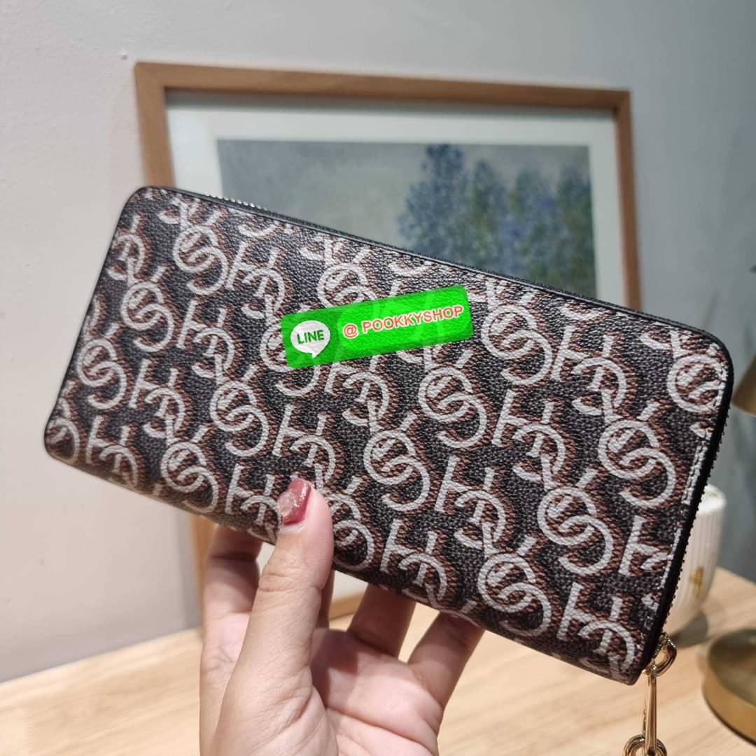 COACH CF521 LONG ZIP AROUND WALLET WITH SIGNATURE MONOGRAM 🔆 Details กระเป๋าสตางค์ใบยาว คอลเลคชั่นใหม่ กับดีไซน์ใหม่ ฉีกกฏทุกการดีไซน์ ด้วยลวดลายโมโนแกรมรอบใบโดดเด่น สะดวกใช้งานด้วยสายคล้องมือที่สามารถถอดออกได้ พกพกง่ายที่สุด รูดใช้งานด้วยซิปรอบใบ