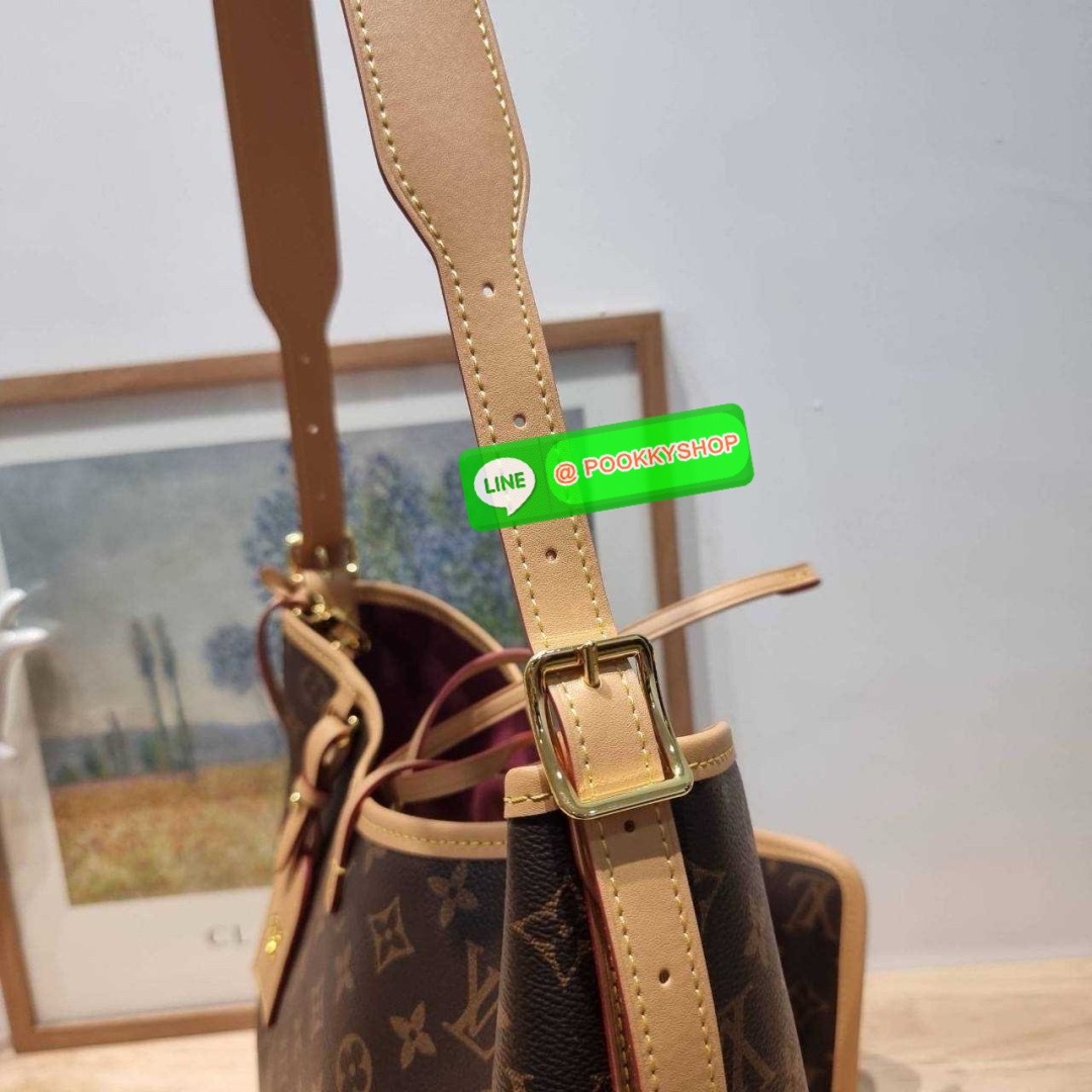 LV CARRYALL BAG 🔆 Details ใหม่ล่าสุด รุ่นลิมิเต็ดที่สาวๆตามหา จากเคาน์เตอร์ dutyfree กระเป๋าสะพายไหล่ทรงสวย ดีไซน์เรียบง่ายคลาสสิค หรู ดูผู้ดี รูปทรงใช้งานง่าย มาพร้อมใบลูก ไว้เก็บของจุกจิก ปากกระเป๋ามีสายหนังผูกกันของหล่นได้และยังมีกระดุมแม่เหล็ก