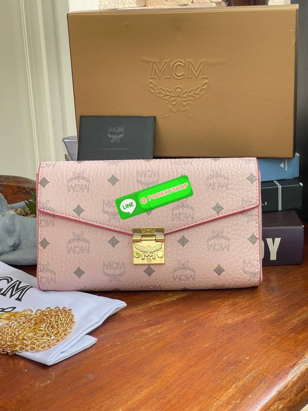 MCM Millie Flap Crossbody In Visetos ในฐานะตำนานที่ยังคงอยู่ กระเป๋าจากคอลเล็กชั่น Millie นี้ มีเรื่องราวของ MCM แทรกซึมอยู่ในทุกองค์ประกอบ กระเป๋าใช้งานแบบCrossbody โดยฝาปิดกระเป๋าตัดเย็บจากผ้าใบเคลือบผิวพิมพ์ลาย Visetos (Visetos Canvas) ถือเป็นไอเทมในฝั