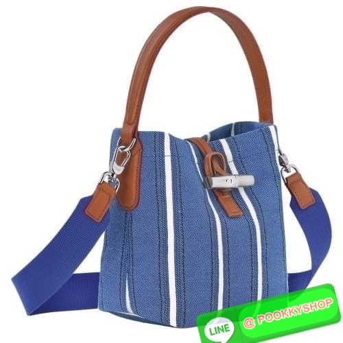 Long Champ Roseau Essential Raye กระเป๋าทรงถังขนาดเล็ก วัสดุผ้าฝ้ายลายทาง ตัดแต่งหนังวัว ซับในผ้าฝ้ายสีพื้น สีสันสดใส สามารถใช้ในชีวิตประจำวันได้อย่างสะดวก น้ำหนักเบา จุของได้เยอะ ด้านในมีกระเป๋าซิป 1 ช่อง มีสายสะพายไหล่ ถอดสายได้ ห้ามพลาดเลยค่า