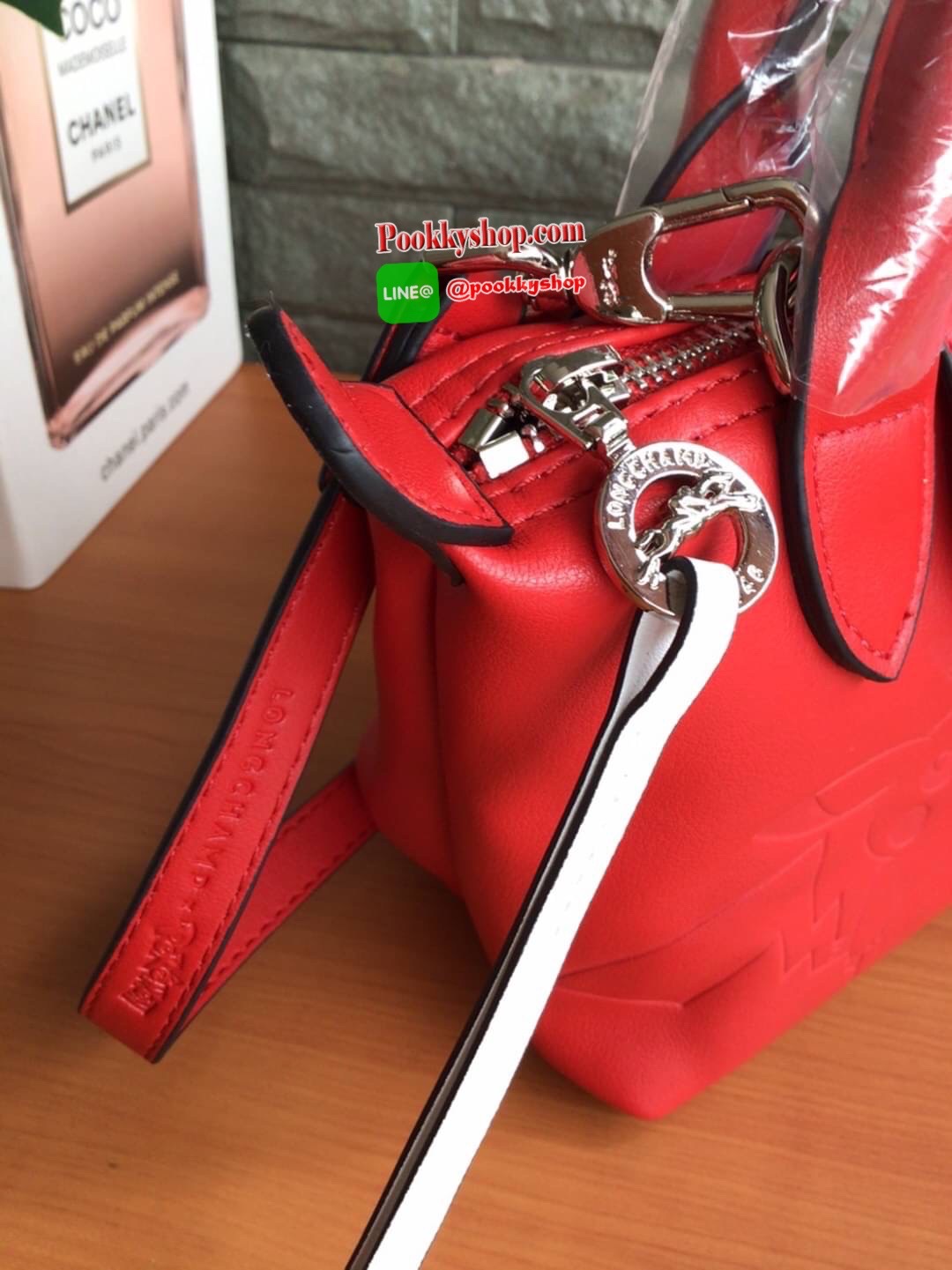 🚚 พร้อมส่ง 🚚 LONGCHAMP X POKE’MON TOP HANDLE BAG XS ขนาด มินิ รุ่น 1500 Collection LE PLIAGE CUIR Fall/ Winter เรียบหรูอย่างฝรั่งเศสกับความน่ารักคาวาอิแบบญี่ปุ่นมาผสม ซึ่งจะเป็นการนำเอาลวดลายพิคาชูมารังสรรค์ลงในกระเป๋าสุดคลาสสิกของแบรนด์ ก