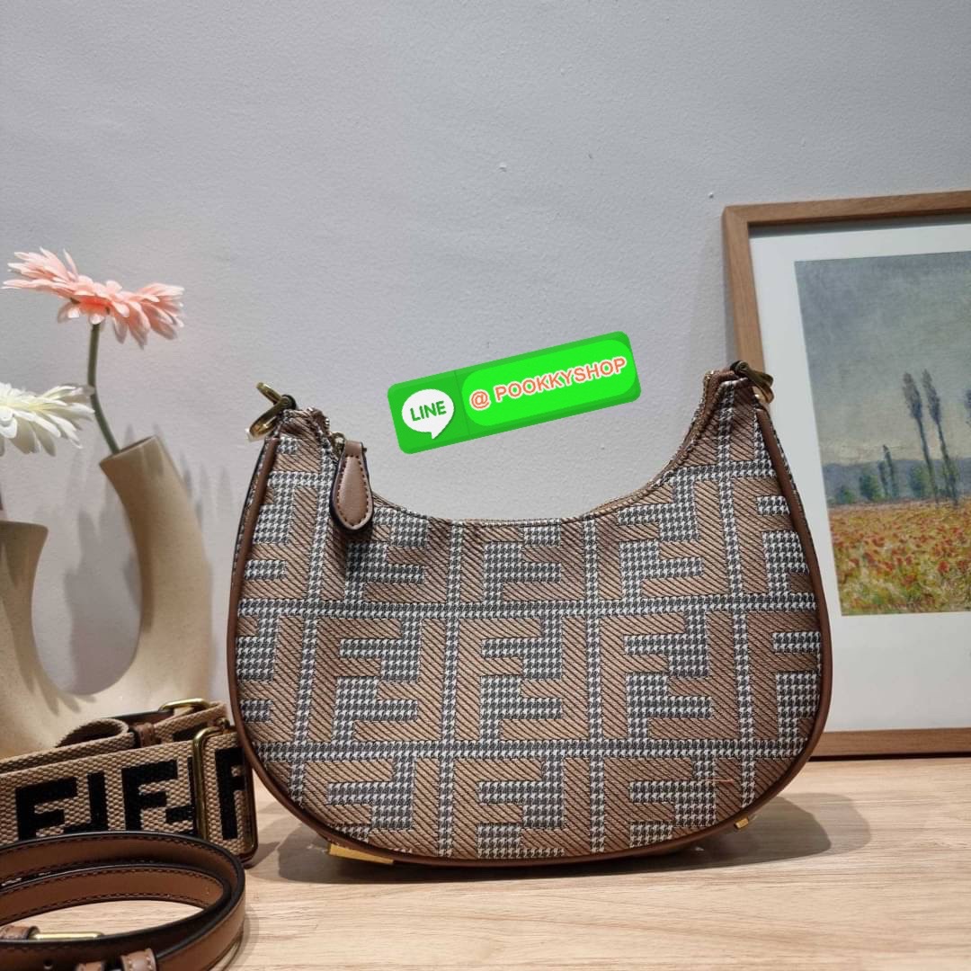 FENDI MONOGRAM CROSSBODY HOBO BAG กระเป๋าสะพายข้างใหม่ล่าสุด ดีไซน์ลวดลายรอบใบ มี texture โดดเด่นน่าใช้ ดูหรูและคลาสสิคในตัว ก้นกระเป๋าตกแต่งอะไหล่ font สีทองหรูหรา มาพร้อมสาย 2 แบบ สำหรับคล้องแขน และสายครอสบอดี้ วัสดุผ้าแคนวาสทนทาน เปิด-ปิดด้วยซิป ภายในเ