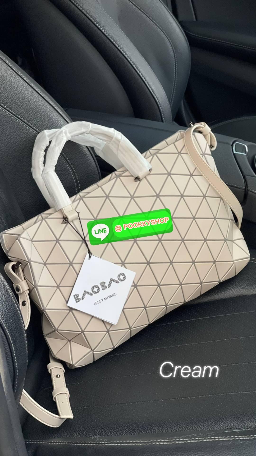 💕BAO BAO ISSEY MIYAKE TONNEAU เป็น ซีรีย์ที่มีเอกลักษณ์เฉพาะตัว ด้วยแผ่นสามเหลี่ยมที่มีสัญลักษณ์เท่ากันทุกด้าน และยังผสมผสานงานดีไซน์ อันสง่างามเท่ากับฟังก์ชั่น การใช้งานสุดพิเศษ โดยมีจุดเด่นที่ซิปด้านบน สำหรับเปิดปิดและมีสายสะพายไหล่ ที่สามารถถอด