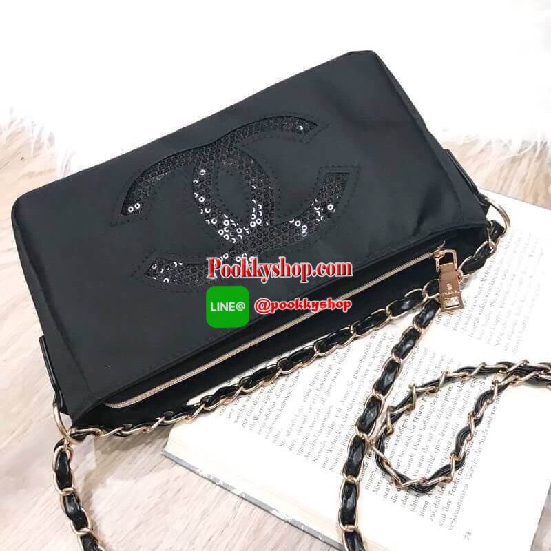 ไอเท็มแนะนำ! รุ่นใหม่ล่าสุด Chanel Cosmetic Cluth Bag With Chain กระเป๋าถือหรือสะพายพรีเมี่ยมเเท้จาก Chanel Cosmetic Counter VIP Gift วัสดุ Nylon&Polyester 100% สีดำประดับโลโก้แบรนด์วิ้งๆสวยหรูดูดี เปิดปิดด้วยซิป หัวซิปแบรนด์อะไหล่ทอง ซับในสกรีนโลโก้ ภายใ
