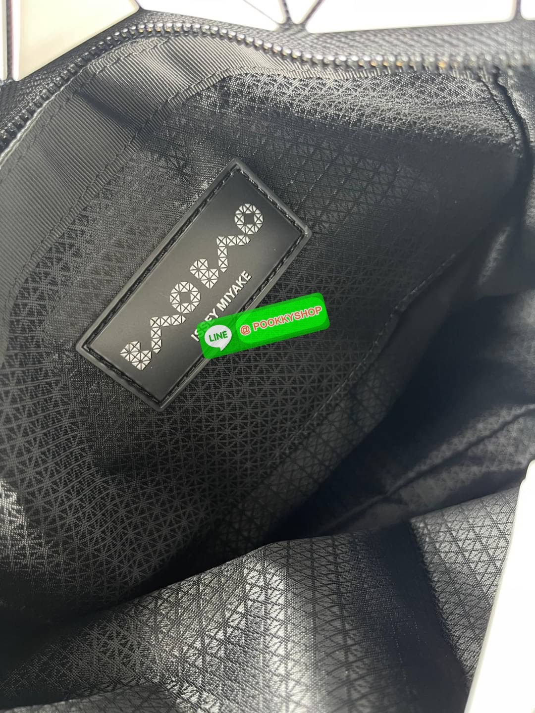 💕 Bao Bao Issey Miyake ROCK MATTE ซีรีส์นี้จะเป็นทรงสี่เหลี่ยมผืนผ้า มีซิปปิดด้านบน ถือเป็นรุ่นที่เหมาะกับการใช้งานในชีวิตประจำวัน สามารถพับมุมและบริเวณด้านล่างของกระเป๋าเพื่อเพิ่มความสะดวกสบายในการใช้งาน ทั้งยังช่วยให้วางกระเป๋าในแนวตั้งได้อีกด้ว