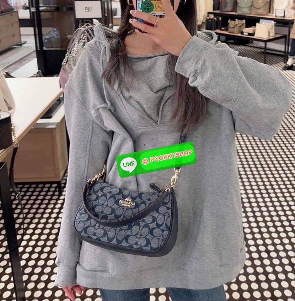 COACH TERI SHOULDER BAG IN SIGNATURE CHAMBRAY ( CH139) กระเป๋าทรงพอช ดีไซน์สุดหรูวัสดุผ้า jacquard ทอลายแบรนด์ ซับในผ้า มาพร้อมสายสะพาย 2 เส้นสามารถถอดได้ เปิด-ปิดด้วยซิป ด้านในช่องโล่งกว้างมีช่องใส่บัตรเครดิต 2 ช่อง ใส่โทรศัพท์มือถือได้ทุกรุ่น ใส่กระเป๋า