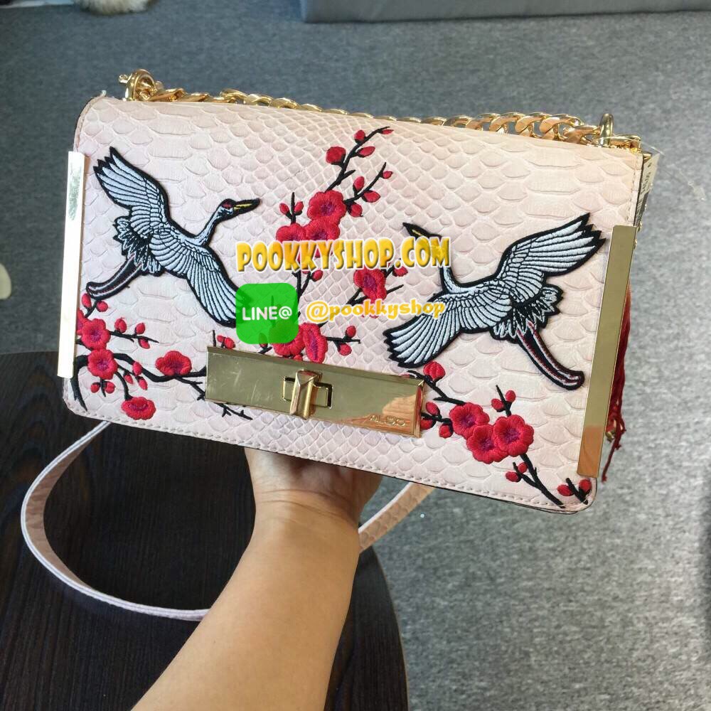 Don't Miss!!! NEW ARRIVAL ALDO Bergantino Cross Body Handbag กระเป๋าถือหรือสะพายรุ่นใหม่ล่าสุดจาก ALDO แบรนด์ดังแคนนาดาดีไซน์สุดชิคน่ารักมุ้งมิ้งปักเลื่อมลายนกกระเรียนสวยสดใส พร้อมห้อยฟู่ฟรุ้งฟริ้ง เปิดปิดด้วยล๊อคบิดอะไหล่ทอง ภายในมีโลโก้ ช่องซิปและช