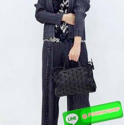 Bao Bao issey Miyake Tonneau Small Matte Bao Bao Issey Miyake รุ่น TONNEAU (ทอนโนะ) กระเป๋าทรง Boston Bag ที่โดดเด่นด้วยลายแพทเทิร์น 3 เหลี่ยมด้านเท่าเรียงต่อกัน ทำให้กระเป๋าใบนี้มีความโดดเด่นทั้งในเรื่องของดีไซน์ที่ทันสมัย และการใช้งานที่ครบทุกฟังก์ชั่น